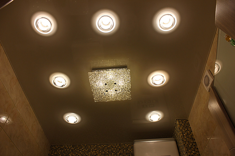 Натяжной потолок в ванную и санузел 2,1 кв. м.